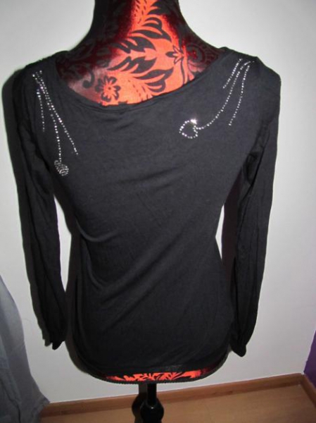 schwarzer Pulli mit Glitzersteinen