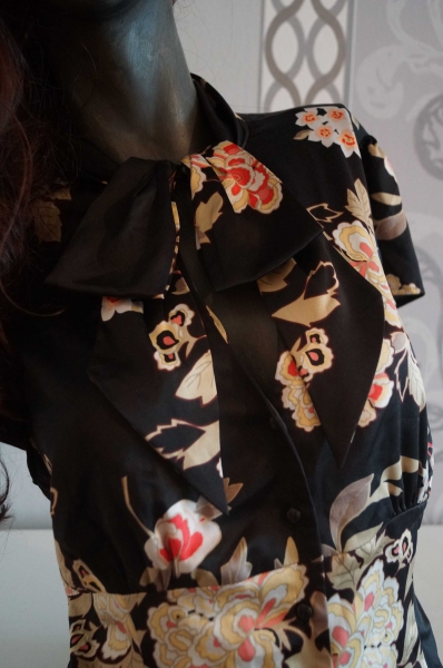 Schwarze Bluse mit Blumenmuster Schleife und Brustausschnitt ausgez.16 passt 42 44 XL 