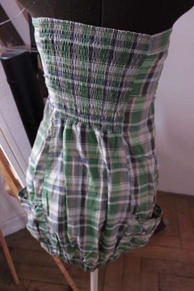 grün, graues Kleid mit Schnürung an der Taille