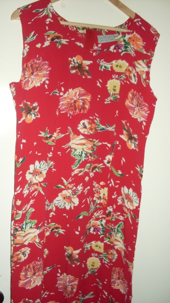 Kleid rot mit Blumenmotiv in lang 