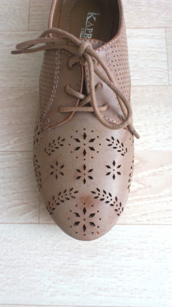 Schnürer mit Lochmuster in Taupe 36 
