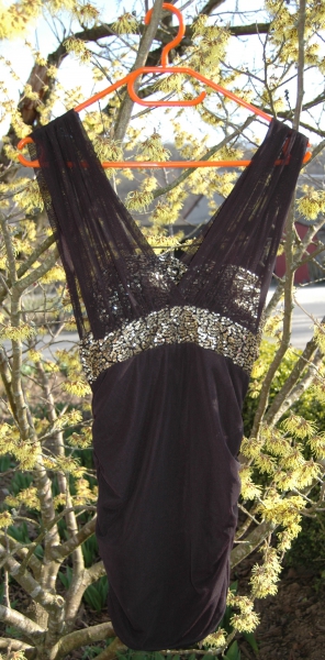 schwarzes kurzes Partykleid mit goldenen Pailletten