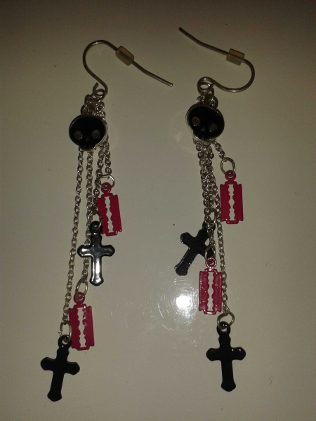 Kreuz / Totenkopf / Rasierklingen Ohrringe