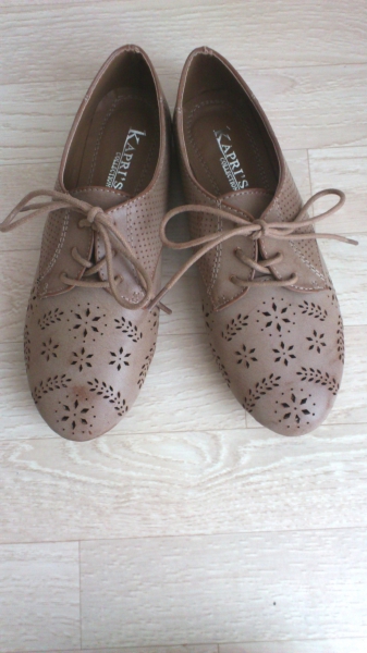 Schnürer mit Lochmuster in Taupe 36 