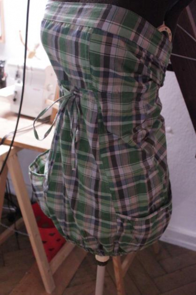  grün, graues Kleid mit Schnürung an der Taille