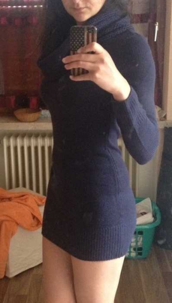 dunkelblaues Strickkleid