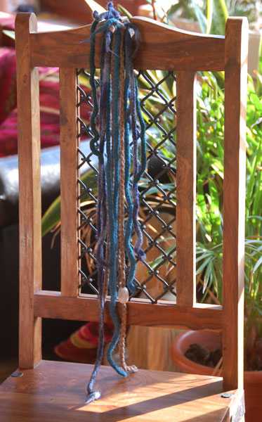 Filz-Dreads-Haargummi blau mit dicker Holzperle