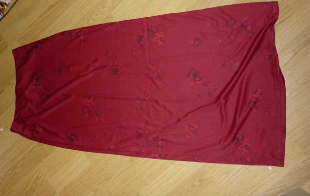 Langer roter Rock mit Rosen