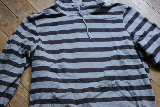 grau, blau gestreifter Kapuzenpullover