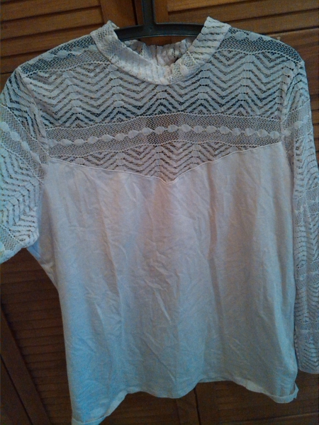 Nude farbenes Langarmshirt mit Spitze und Kragen 