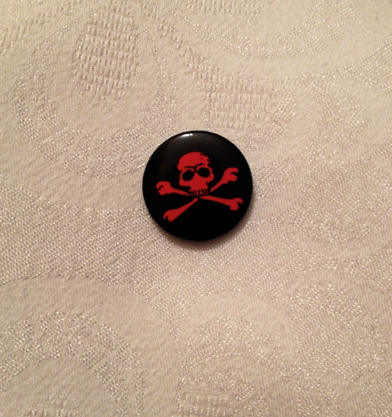 Cooler Button mit Totenkopf