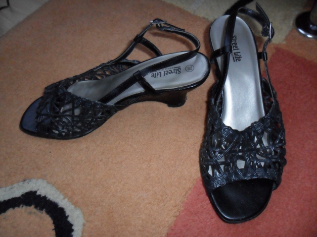schwarze Sandalen