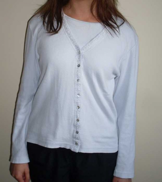 zartblauer cardigan mit eingenähtem shirt