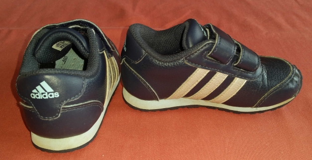 Dunkelblaue Turnschuhe von Adidas