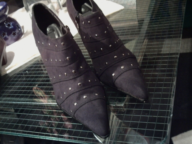 sexy Wildleder / Velour (?) Stiefeletten mit vielen Nieten, neu