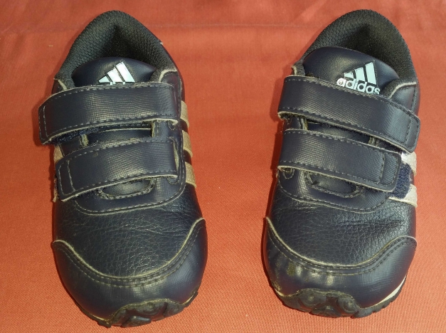 Dunkelblaue Turnschuhe von Adidas