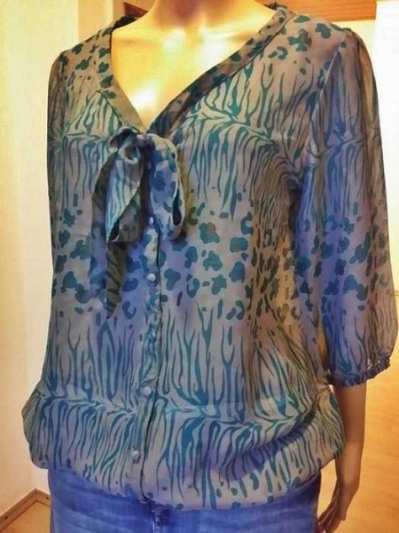 Sehr Schöne lockere Bluse mit schleife