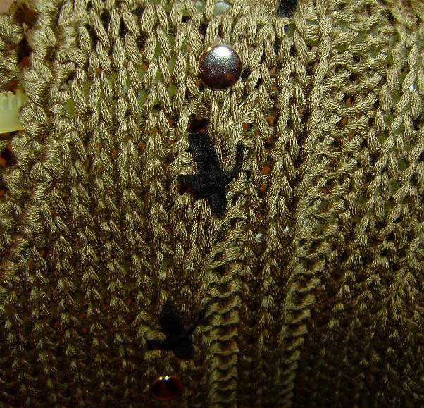 Schöner Stick-Pullover mit Nieten Gr. ca. 38-40 khaki oliv