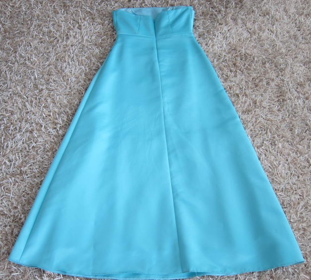 Türkises langes Kleid mit Raffung und Strasssteinen