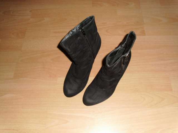 Schwarze Stiefeletten mit Reißverschluss, Gr. 38