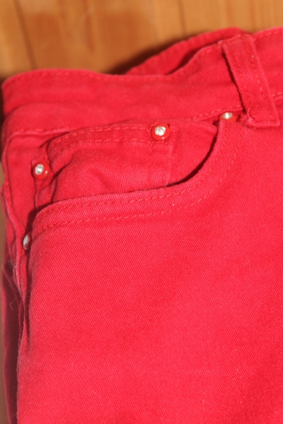   ROTE ANLIEGENDE RÖHRENJEANS