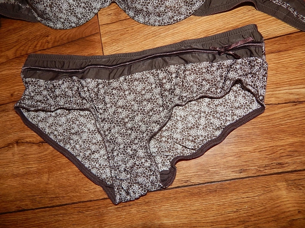 Hübsche moderne Wäsche Gr. 80 C und Slip Gr. 40 Dunkelbraun w Schleifchen