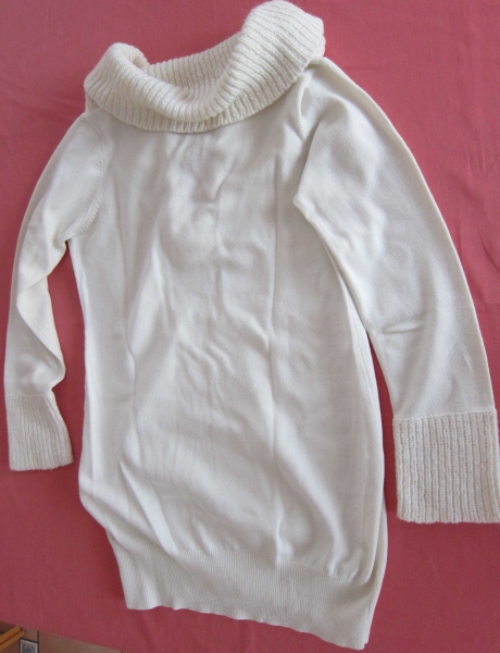 Cremefarbener Pullover mit weitem Kragen