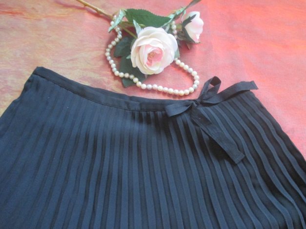 NEU * Edel * Seiden- Chiffon * Crepe de Chinè * Pliseè- Falten * Rock mit Romantik- Schleife 