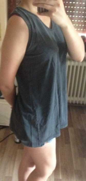 lockersitzendes, schwarzes Top