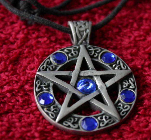 Gothic Pentagramm Kette mit blauen Swarovski Strasssteinen