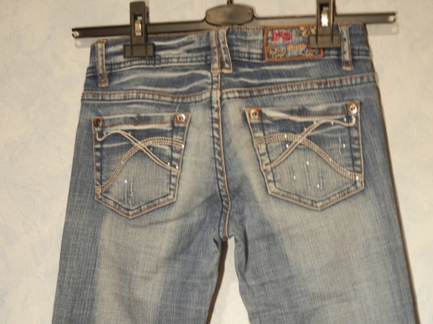 Jeans mit Strasssteinen