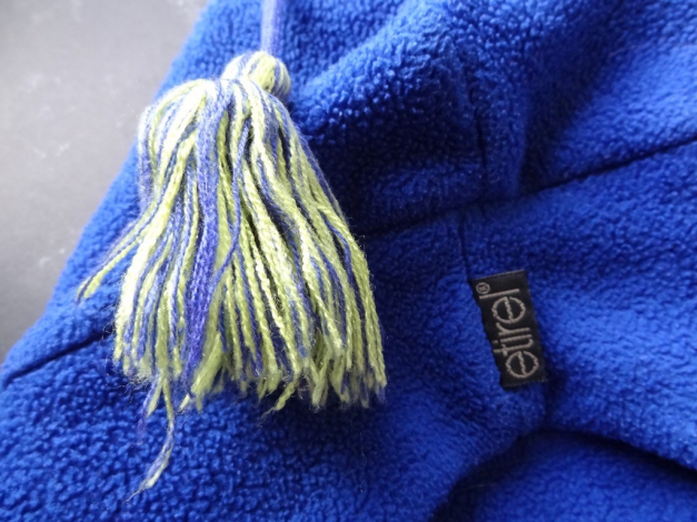 Schöne Mütze von etirel in blau und mit Bommel