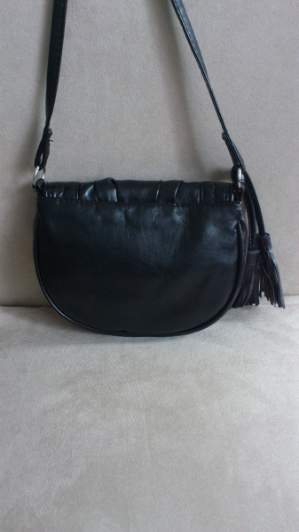 Schwarze Tasche klein halbrund mit Fransen H&M kleine macke