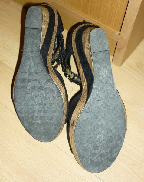 Hohe Wedges mit Edelsteinen