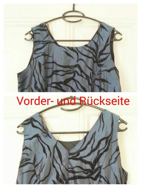 Dunkelblaues bodenlanges Abendkleid mit leicht ausgestelltem Rockteil und schwarzer Samtmusterung + kurzärmeligem Bolerojäckchen Gr. 42/M