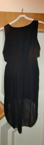 Schwarzes Kleid mit Pailletten an den Schultern