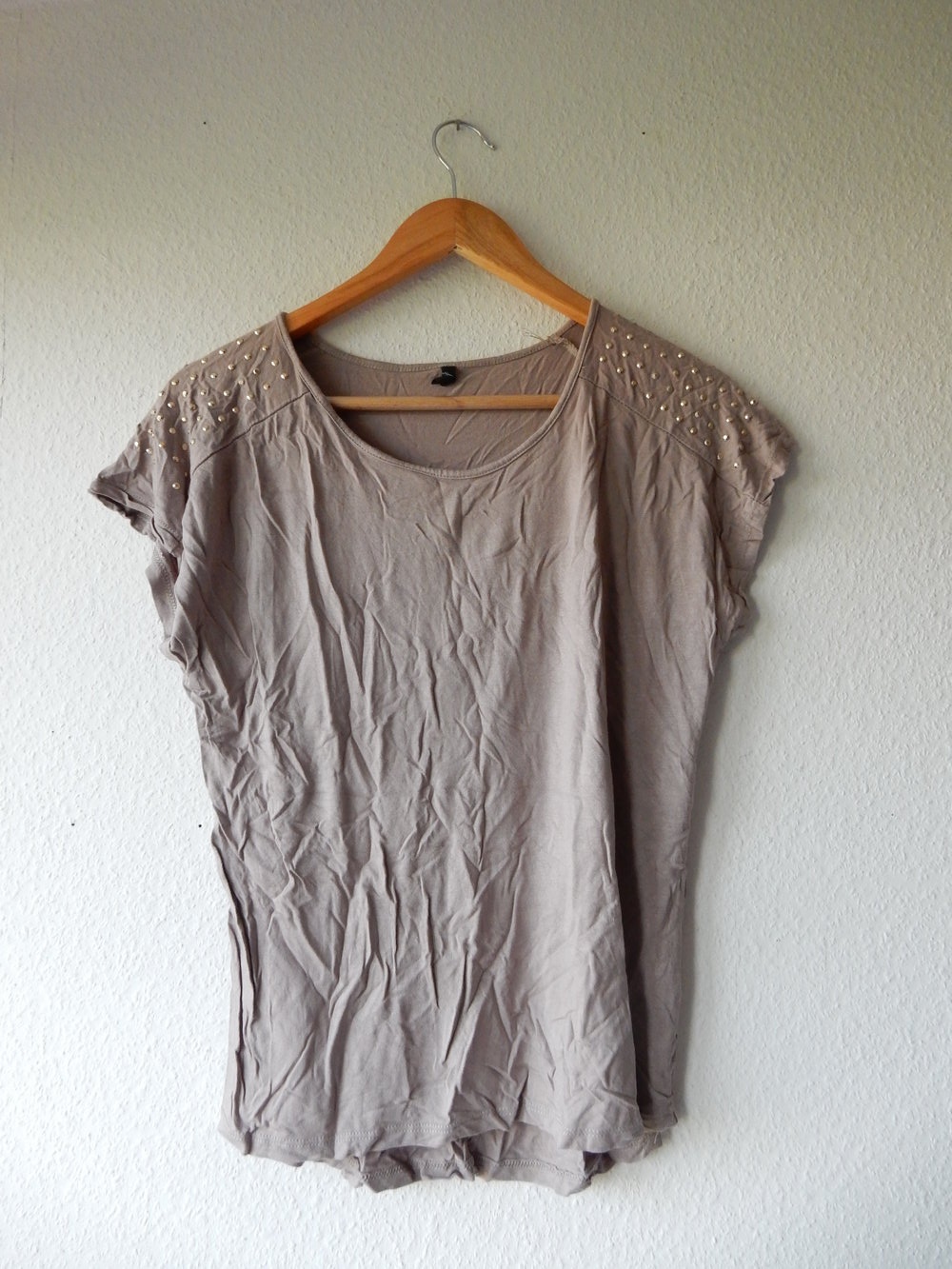 Tshirt mit Nieten an den Schultern