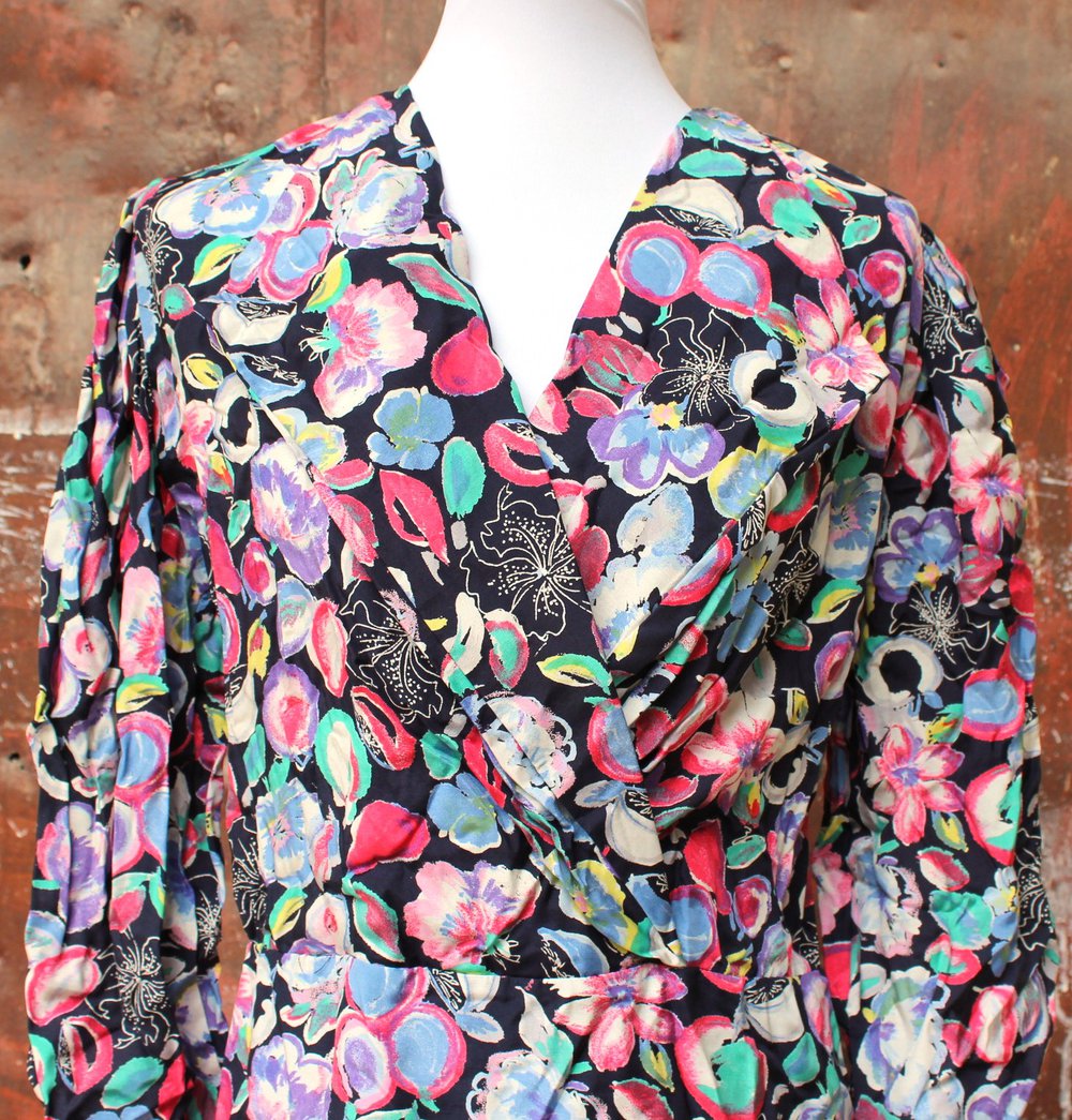 dunkelblaues Vintagekleid mit bunten Blumen, Sascha, ca. Größe 40
