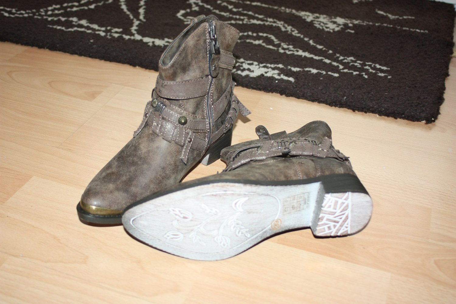 Braune Ankle Boots mit Nieten, Reißverschluss, Gr. 38