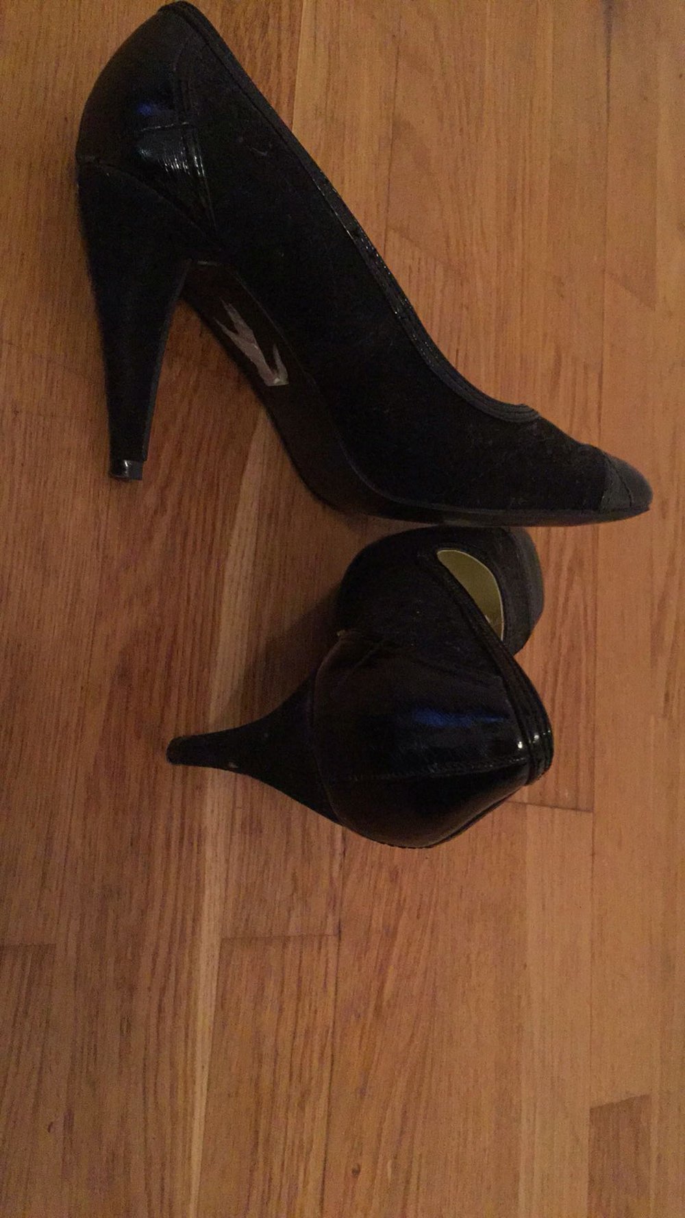Schwarze Pumps in Samtoptik
