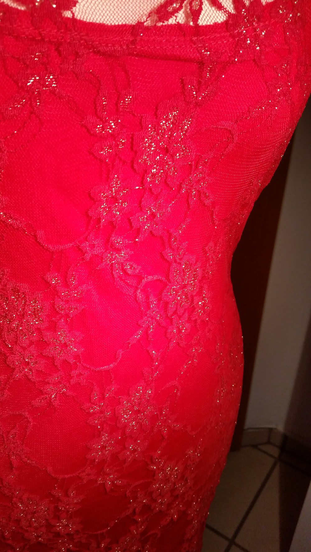 Rotes Kleid aus Spitze 