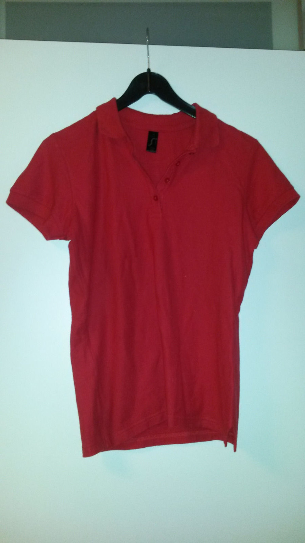 rotes Poloshirt in Größe M 