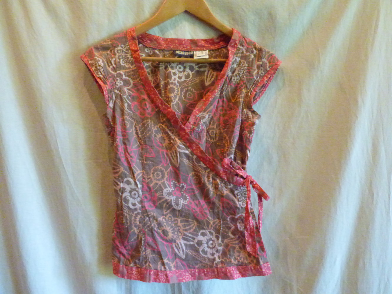 Blumige Wickelbluse