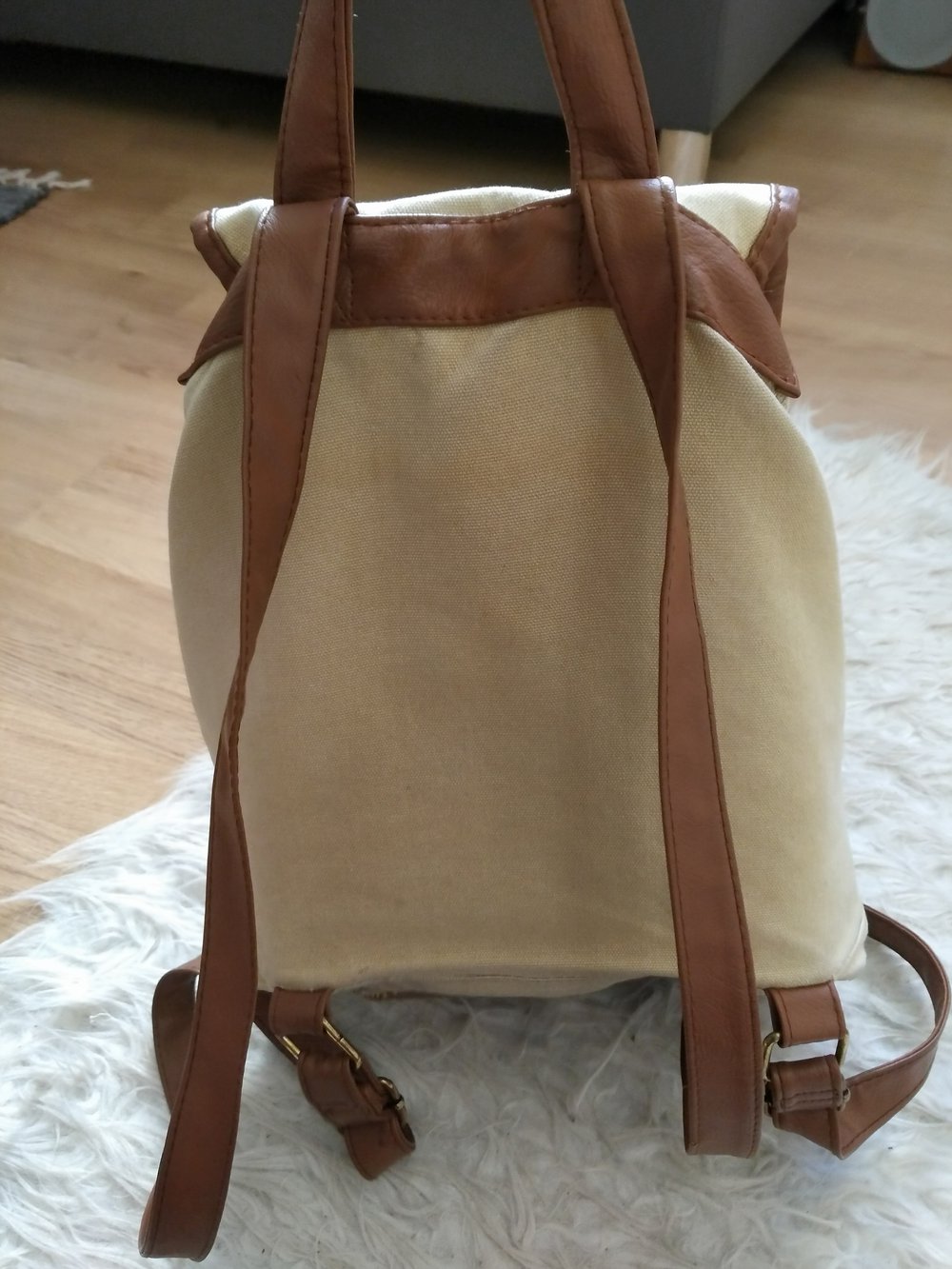 süßer beige-brauner Rucksack