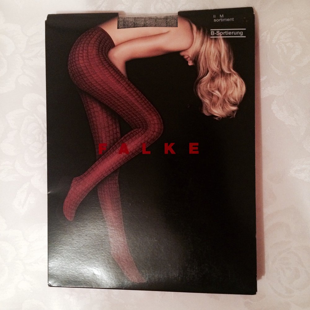 NEU Strümpfe Silber Grau Falke II M

Schöne, neue Strumpfhose von Falke /Fashion Tights in OVP, einmal geöffnet
silber und schwarz gemustert
auf der Verpackung sind die Strümpfe in rot abgebildet, de Inhalt ist jedoch ein silbernen Paar
hab ich mir l