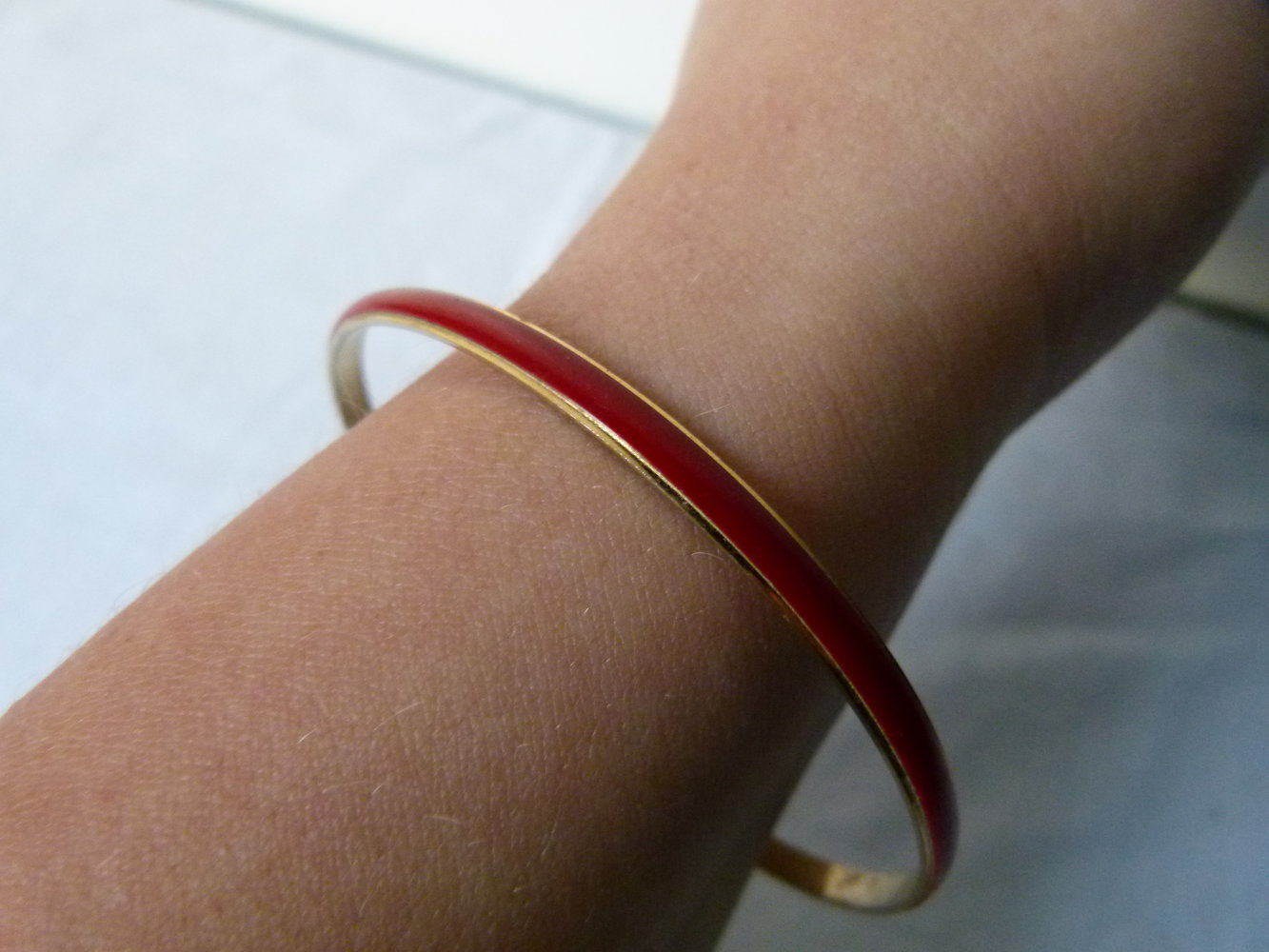 Schmaler Armreif, goldfarben mit rotem Dekor, Modeschmuck Vintage Retro Rockabilly