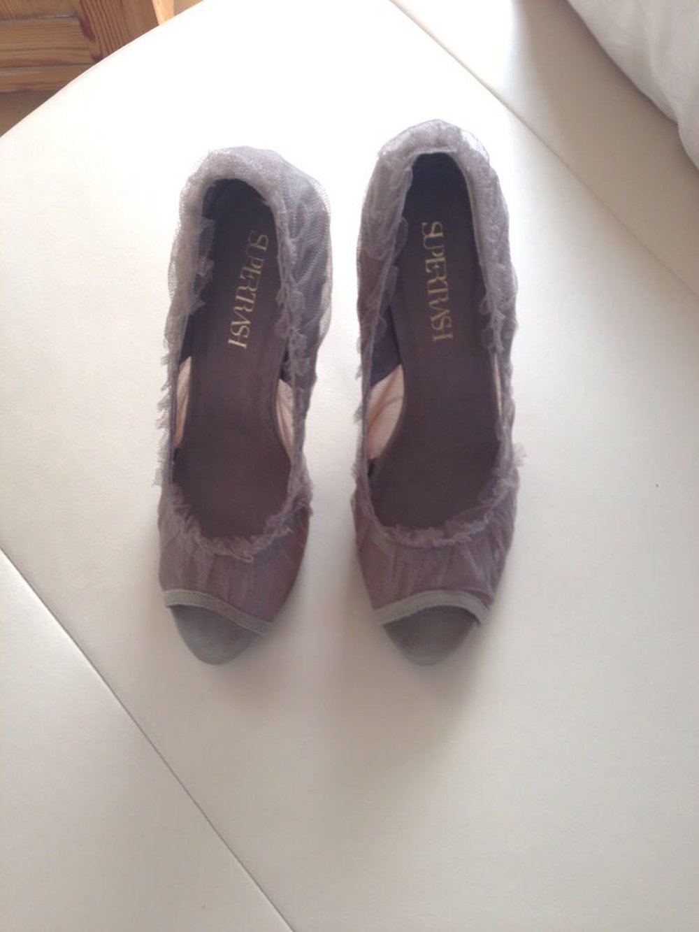 Nagelneue Peeptoes in taupe 
