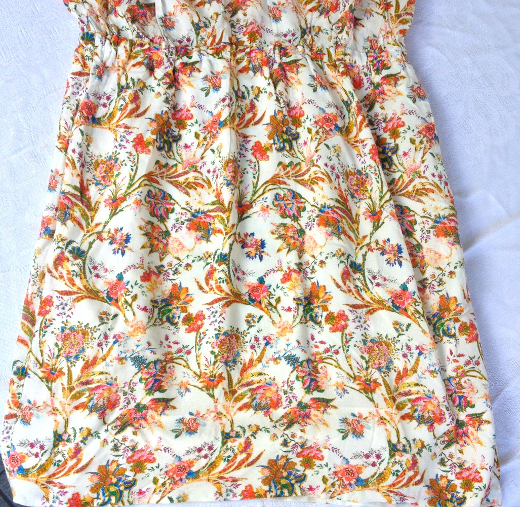 Wunderschönes sommerliches Kleid mit Blumenmuster