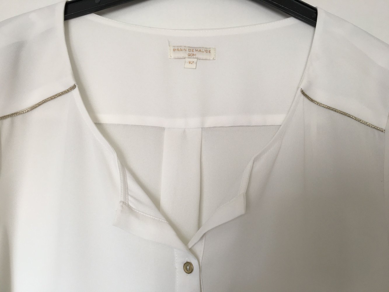 Schöne weiße Bluse
