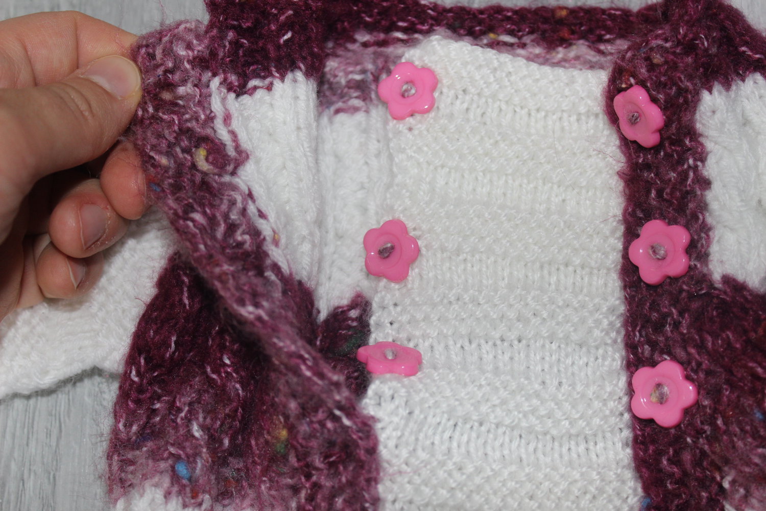 Süßer Selbstgestrickter Pullover